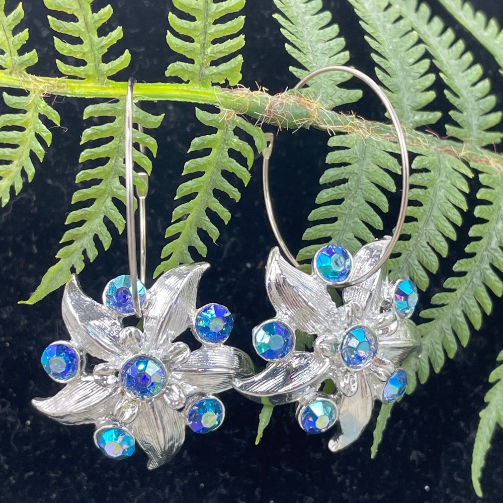 ⭐️Adorned Crown rhinestone flower hoop earrings